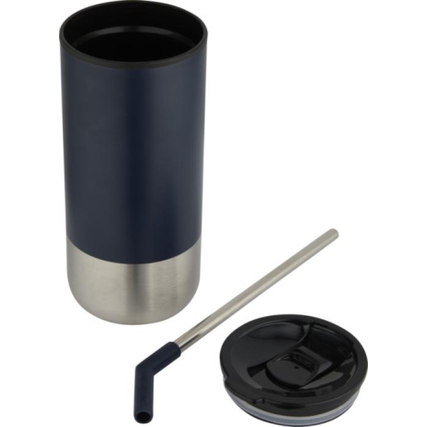 Gobelet bleu foncé en vue rapprochée avec paille métallique et embout en silicone posés à côté du couvercle, sans personnalisati