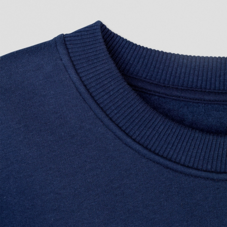 Détail col rond sweat coton biologique bleu marine