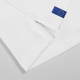 Détail manche polo blanc avec étiquette Europe