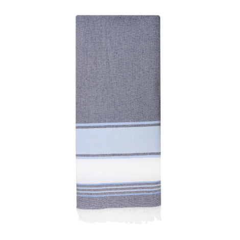 Fouta bouclette recyclée bleu-gris à rayures présentée à plat fond blanc