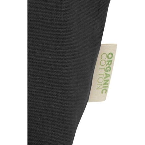 Gros plan sur la matière d’une pochette noire avec étiquette textile latérale mentionnant la composition, sans marquage apparent