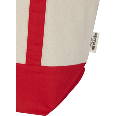 Gros plan sur la partie inférieure d’un sac écru avec base rouge et étiquette textile latérale indiquant la composition, sans pe