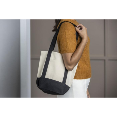 Mini sac shopping porté à l’épaule par un mannequin féminin illustrant le porté, sans marquage visible sur cette vue.