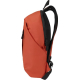 Vue rapprochée d’un sac à dos orange montrant la poche frontale verticale zippée, sans personnalisation visible. Vue rapprochée d’un sac à dos orange montrant la poche frontale verticale zippée, sans personnalisation visible.