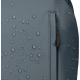 Vue rapprochée d’un sac à dos gris avec gouttes d’eau visibles sur la surface et poche frontale verticale zippée, sans marquage Vue rapprochée d’un sac à dos gris avec gouttes d’eau visibles sur la surface et poche frontale verticale zippée, sans marquage