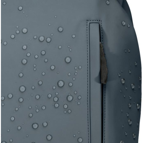 Vue rapprochée d’un sac à dos gris avec gouttes d’eau visibles sur la surface et poche frontale verticale zippée, sans marquage 