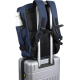 Vue arrière d’un sac de voyage cabine bleu fixé sur la poignée télescopique d’une valise, montrant les bretelles et le panneau d Vue arrière d’un sac de voyage cabine bleu fixé sur la poignée télescopique d’une valise, montrant les bretelles et le panneau d