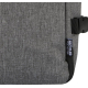 Vue rapprochée du tissu d’un sac de voyage cabine gris avec une étiquette latérale, sans personnalisation visible. Vue rapprochée du tissu d’un sac de voyage cabine gris avec une étiquette latérale, sans personnalisation visible.