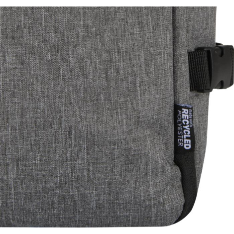 Vue rapprochée du tissu d’un sac de voyage cabine gris avec une étiquette latérale, sans personnalisation visible.