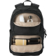 Sac à dos noir ouvert montrant l’intérieur de la poche supérieure avec différents objets rangés, sans personnalisation visible.