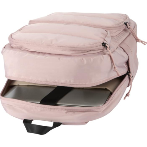 Sac à dos rose partiellement ouvert montrant un ordinateur portable dans le compartiment principal, sans marquage visible.