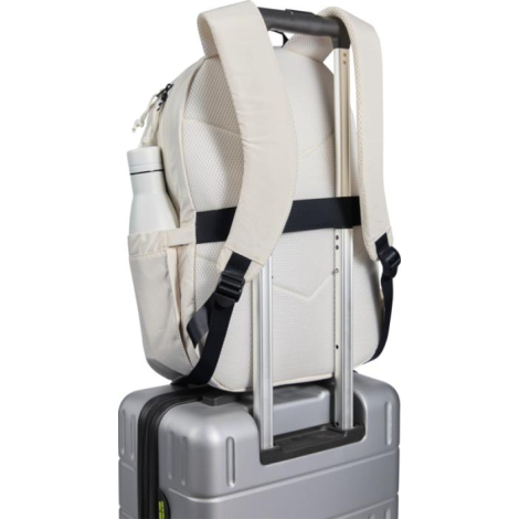 Vue arrière d’un sac à dos beige fixé sur la poignée télescopique d’une valise, montrant les bretelles et le panneau dorsal, san