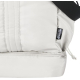 Vue rapprochée du côté d’un sac de sport beige avec étiquette latérale, sans personnalisation visible. Vue rapprochée du côté d’un sac de sport beige avec étiquette latérale, sans personnalisation visible.