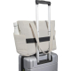 Cabas matelassé beige fixé sur la poignée télescopique d’une valise, vue arrière avec bande horizontale de fixation, sans marqua Cabas matelassé beige fixé sur la poignée télescopique d’une valise, vue arrière avec bande horizontale de fixation, sans marqua