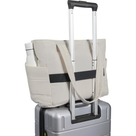 Cabas matelassé beige fixé sur la poignée télescopique d’une valise, vue arrière avec bande horizontale de fixation, sans marqua