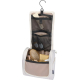 Trousse de toilette ouverte suspendue montrant plusieurs compartiments en filet avec flacons et accessoires visibles, sans marqu