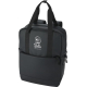 Sac à dos glacière noir présenté de face avec poche frontale zippée, avec personnalisation visible sur la surface de la poche av Sac à dos glacière noir présenté de face avec poche frontale zippée, avec personnalisation visible sur la surface de la poche av