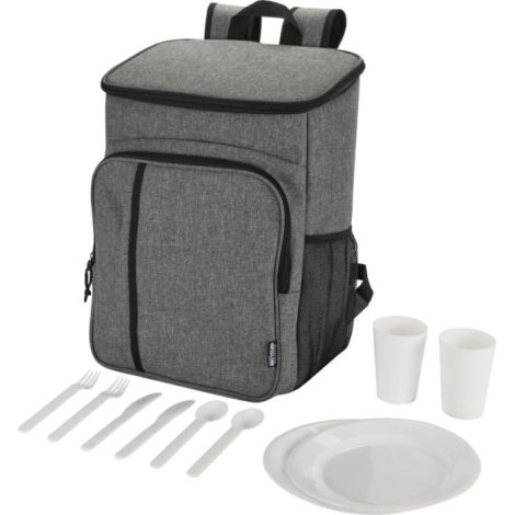 Sac à dos glacière gris présenté de face avec assiettes, gobelets et couverts placés devant le sac, sans personnalisation visibl