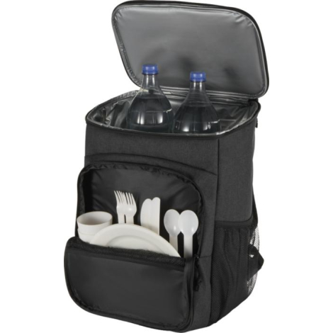 Sac à dos glacière noir ouvert par le haut montrant bouteilles dans le compartiment principal et vaisselle dans la poche frontal