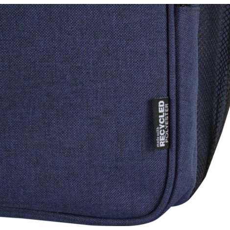 Vue rapprochée du côté d’un sac à dos glacière bleu avec étiquette latérale, sans marquage visible.