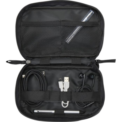 Pochette accessoires ouverte révélant plusieurs compartiments en filet avec accessoires électroniques rangés à l’intérieur, sans