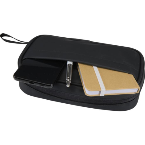 Pochette accessoires partiellement ouverte montrant smartphone, carnet et stylo à l’intérieur, sans personnalisation visible.