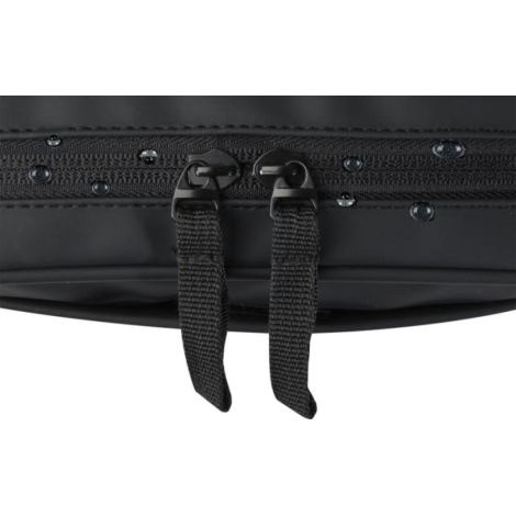 Vue rapprochée des fermetures zippées d’une pochette accessoires noire, sans marquage visible.