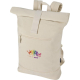 Sac à dos rolltop beige présenté de face avec poche frontale zippée, avec personnalisation visible sur la surface de la poche av Sac à dos rolltop beige présenté de face avec poche frontale zippée, avec personnalisation visible sur la surface de la poche av