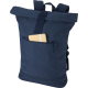 Sac à dos rolltop bleu présenté de face avec carnet placé dans la poche frontale, sans personnalisation visible. Sac à dos rolltop bleu présenté de face avec carnet placé dans la poche frontale, sans personnalisation visible.