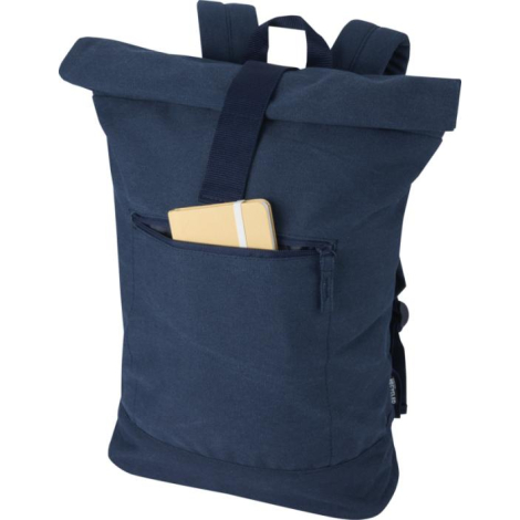 Sac à dos rolltop bleu présenté de face avec carnet placé dans la poche frontale, sans personnalisation visible.