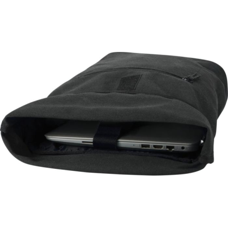 Sac à dos rolltop noir ouvert par le haut montrant un ordinateur portable dans le compartiment principal, sans marquage visible.