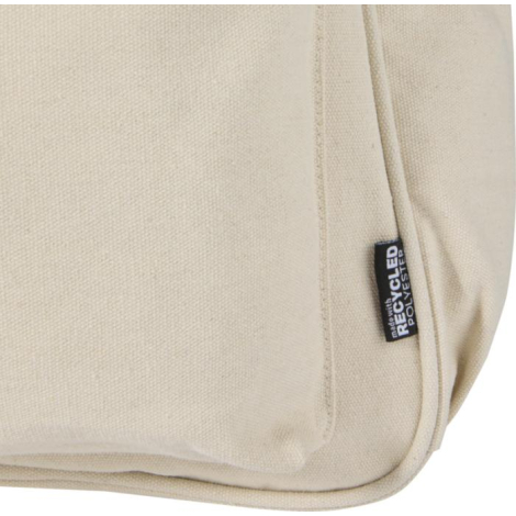 Vue rapprochée du coin inférieur d’un sac à dos beige avec étiquette latérale, sans marquage visible.