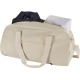Sac de voyage beige partiellement ouvert montrant des vêtements à l’intérieur du compartiment principal, sans personnalisation v Sac de voyage beige partiellement ouvert montrant des vêtements à l’intérieur du compartiment principal, sans personnalisation v