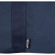 Vue rapprochée du tissu d’un sac de voyage bleu avec étiquette latérale, sans marquage visible. Vue rapprochée du tissu d’un sac de voyage bleu avec étiquette latérale, sans marquage visible.