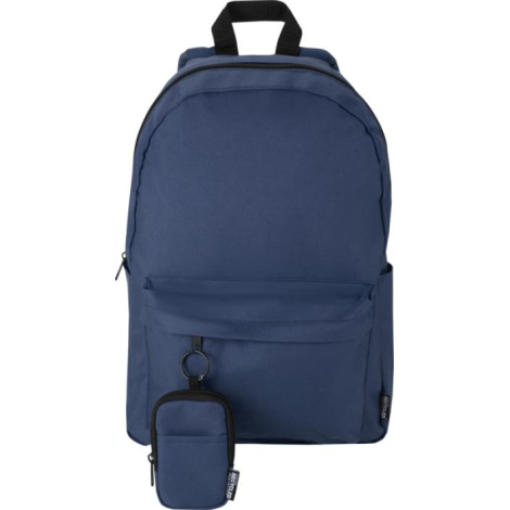 Petite pochette fixée par un anneau à la fermeture d’une poche de sac à dos bleu, sans marquage apparent.