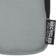Gros plan sur une pochette gris clair montrant la texture du tissu et une étiquette latérale cousue, sans marquage visible.