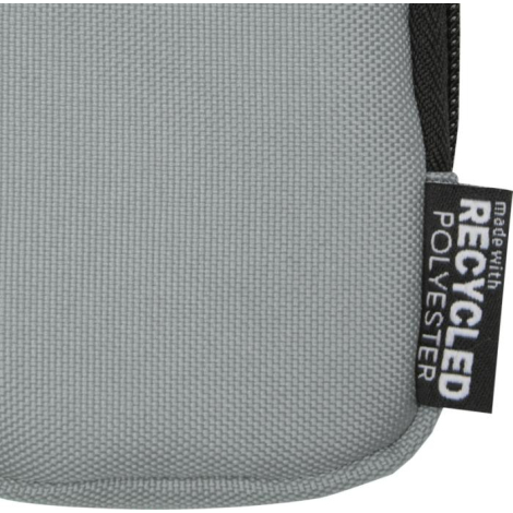 Gros plan sur une pochette gris clair montrant la texture du tissu et une étiquette latérale cousue, sans marquage visible.