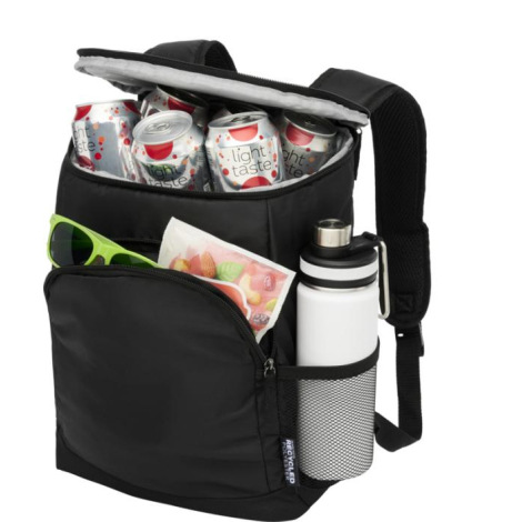 Sac à dos isotherme noir ouvert montrant plusieurs canettes dans le compartiment principal, bouteille placée dans la poche latér