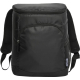 Sac à dos isotherme noir vu de face avec compartiment principal fermé et poche frontale zippée, sans personnalisation visible. Sac à dos isotherme noir vu de face avec compartiment principal fermé et poche frontale zippée, sans personnalisation visible.
