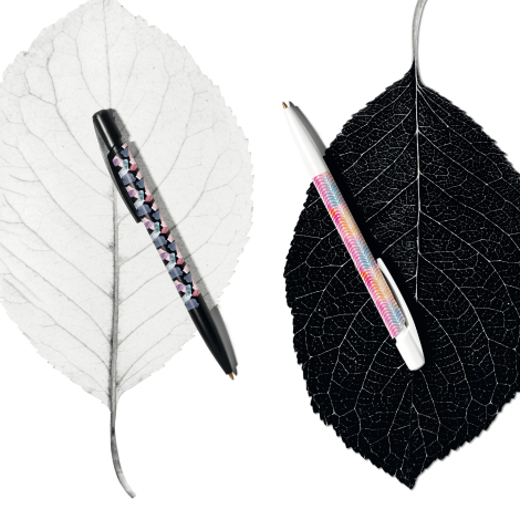 Ensemble de stylos BIC Media Clic Ecolutions Plus en différents coloris sur fond illustré, avec marquage apparent sur le corps d