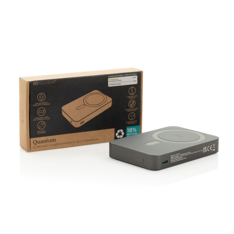 Batterie externe posée à côté de son emballage en carton imprimé, sur fond clair, sans marquage apparent.