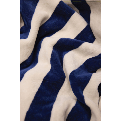 Vue rapprochée du tissu montrant le motif rayé en détail, sans personnalisation apparente.