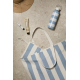 Pochette ouverte avec accessoires de toilette à proximité, présentée sur fond clair, sans personnalisation apparente. Pochette ouverte avec accessoires de toilette à proximité, présentée sur fond clair, sans personnalisation apparente.