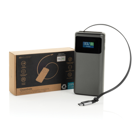 Batterie externe présentée avec son emballage et un câble connecté, sur fond clair, sans marquage visible.