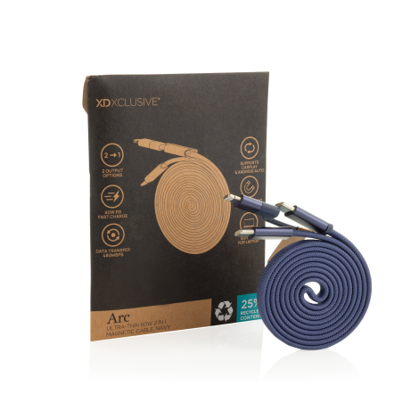 Câble de recharge enroulé placé devant son emballage imprimé, connecteurs visibles, sans marquage apparent sur le produit.