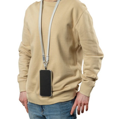 Lanière portée autour du cou par un homme avec smartphone suspendu en position verticale, en situation d’usage, sans personnalis