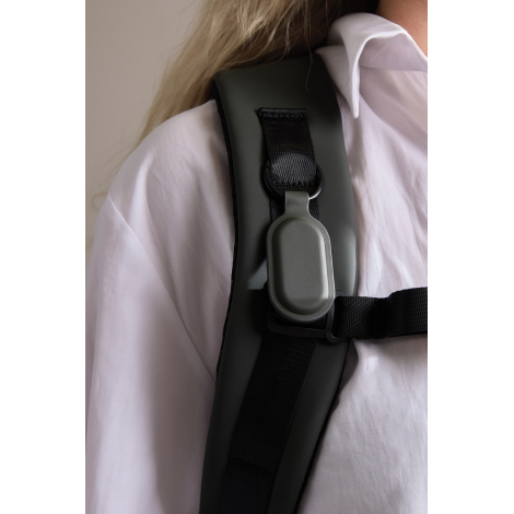 Porte-clés fixé à une sangle portée sur l’épaule d’une personne, en situation d’usage, sans personnalisation visible.