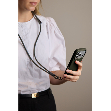 Cordon porté autour du cou par une femme tenant un smartphone en main, présenté en situation d’usage, sans personnalisation visi
