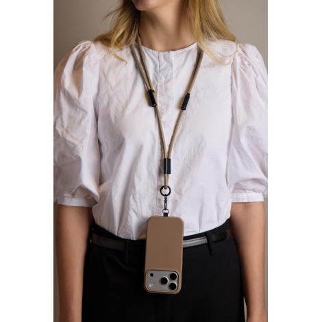 Cordon porté autour du cou par une femme avec smartphone suspendu en partie basse, présenté en situation d’usage, sans marquage 