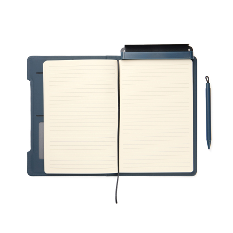 Carnet ouvert avec pages lignées, stylo et support téléphone intégré, présenté sur fond neutre, sans personnalisation apparente.